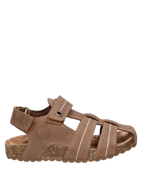 Sandalia plana café para niño, perfecta para combinar con jeans o shorts, estilo funcional.