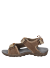 Calzado infantil café, estilo casual, ideal para combinar con shorts y poleras en verano.