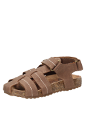 Sandalia urbana café para niño, estilo casual, ideal para juegos y paseos familiares.