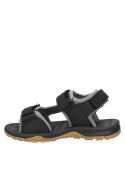 Calzado negro para niño, suela plana, ideal para combinar con shorts y poleras casuales.