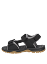 Calzado negro para niño, suela plana, ideal para combinar con shorts y poleras casuales.