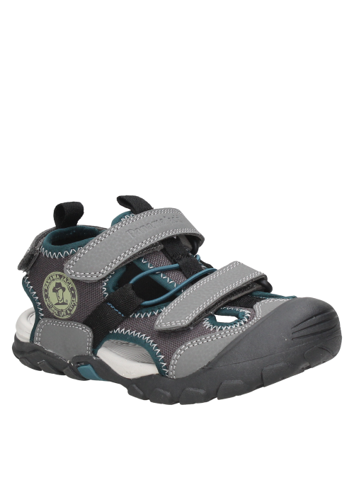 Sandalia negra para niño, diseño cómodo, ideal para paseos en plaza y ciudad.