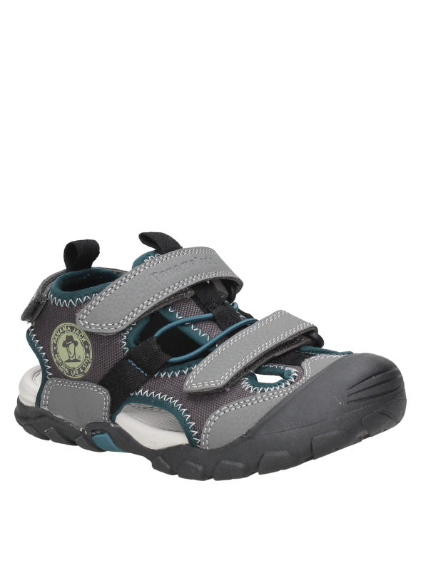 Sandalia negra para niño, diseño cómodo, ideal para paseos en plaza y ciudad.