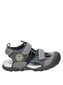Sandalia urbana negra de textil, diseño práctico para aventuras infantiles.