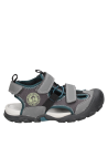 Sandalia urbana negra de textil, diseño práctico para aventuras infantiles.