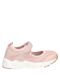 Zapatilla para niña en color rosado, combina con jeans y polera, estilo dinámico.
