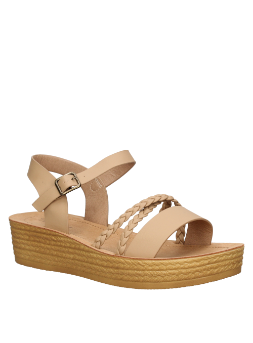 Calzado ligero beige para niña, estilo casual, recomendado para aventuras urbanas.