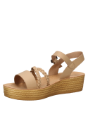 Sandalia de PU beige para niña, ideal para combinar con shorts y vestidos veraniegos.