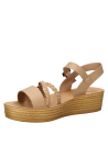 Sandalia de PU beige para niña, ideal para combinar con shorts y vestidos veraniegos.