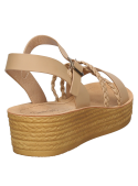 Sandalia de punta abierta beige, diseño cómodo para el día a día de niñas.