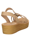 Sandalia de punta abierta beige, diseño cómodo para el día a día de niñas.