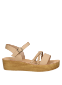 Sandalia casual beige para niña, estilo urbano, ideal para actividades al aire libre.