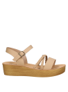 Sandalia casual beige para niña, estilo urbano, ideal para actividades al aire libre.