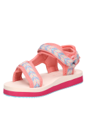 Sandalia ligera de textil rosado, ideal para combinar con shorts o vestidos infantiles.