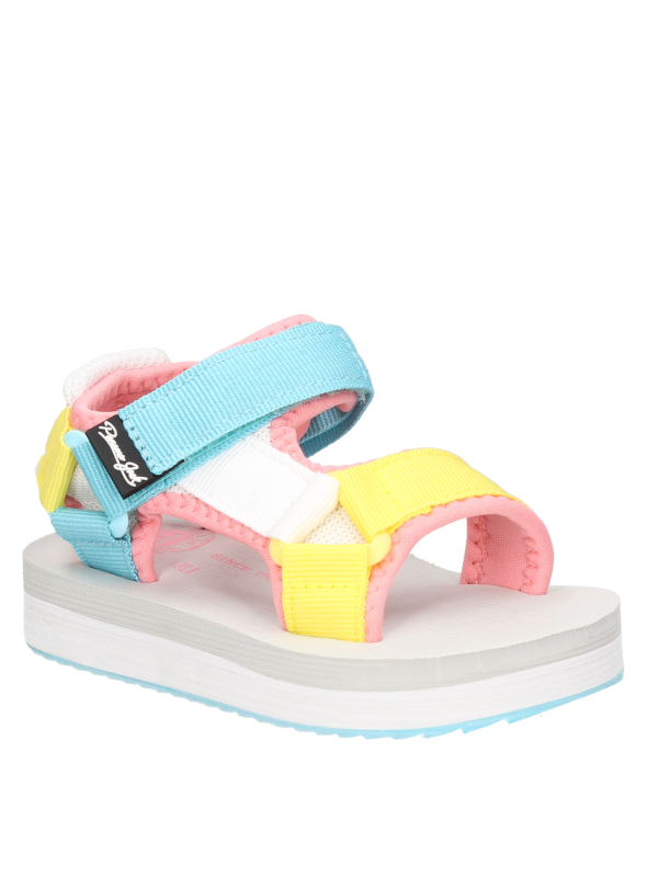 Sandalia casual multicolor para niña, estilo outdoor, ideal para paseos y juegos.