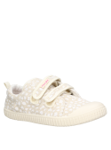 Zapatilla sintética beige para niña, estilo casual, adecuada para paseos urbanos y diversión.