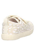 Zapatilla de punta redonda beige para niña, adecuada para aventuras en la plaza.