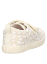 Zapatilla de punta redonda beige para niña, adecuada para aventuras en la plaza.
