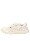 Zapatilla ligera beige para niña, diseñada para un look limpio y cómodo en el día a día.