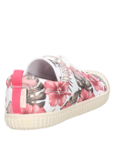 Calzado liviano blanco para niña, estilo fresco, recomendado para actividades diarias.