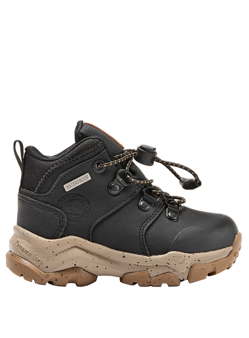 Calzado casual negro para niño, con taco plano, adecuado para paseos urbanos.