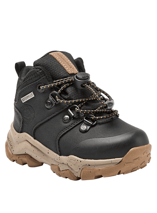 Calzado casual negro para niño, con taco plano, adecuado para paseos urbanos.