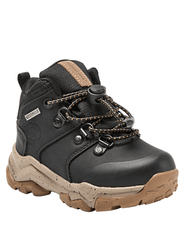 Calzado casual negro para niño, con taco plano, adecuado para paseos urbanos.