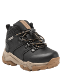 Calzado casual negro para niño, con taco plano, adecuado para paseos urbanos.