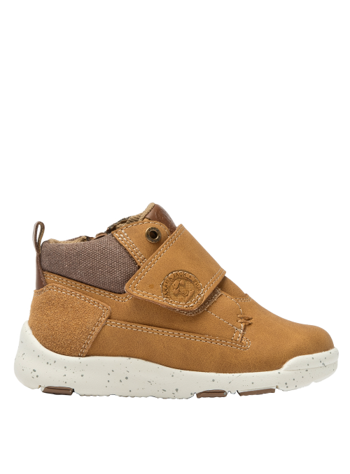 Calzado ligero camel para niño, diseño versátil, recomendado para explorar la ciudad.