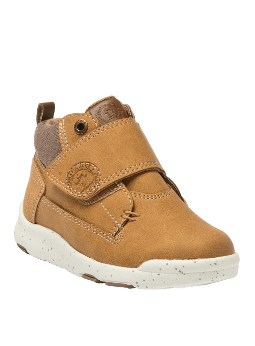 Calzado ligero camel para niño, diseño versátil, recomendado para explorar la ciudad.
