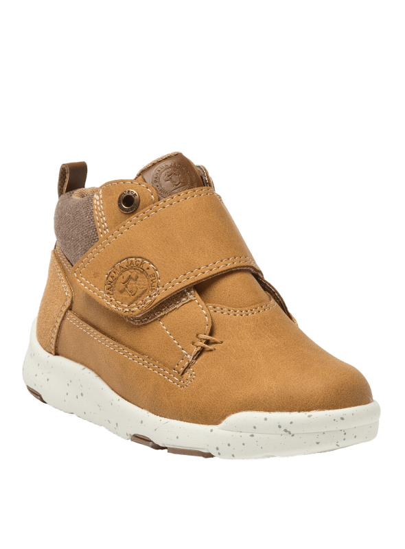 Calzado ligero camel para niño, diseño versátil, recomendado para explorar la ciudad.