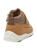 Calzado cómodo camel para niño, caña al tobillo, ideal para combinar con jeans y chaquetas.