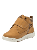 Botín urbano camel para niño, estilo casual, ideal para actividades diarias.