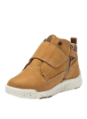Botín urbano camel para niño, estilo casual, ideal para actividades diarias.