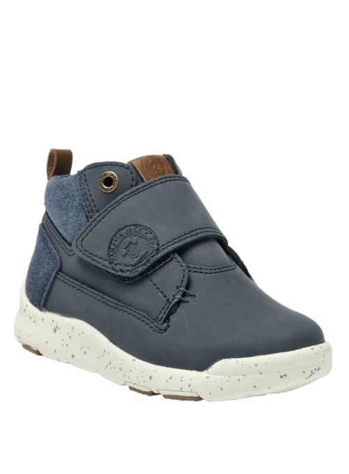 Botín urbano azul para niño, diseño casual, perfecto para combinar con jeans y chaquetas ligeras.