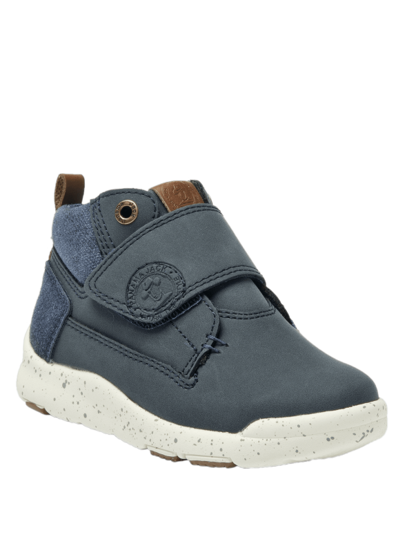 Botín urbano azul para niño, diseño casual, perfecto para combinar con jeans y chaquetas ligeras.