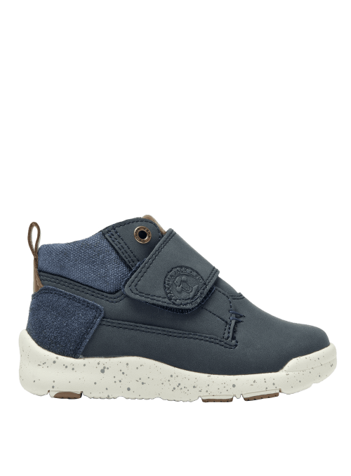 Botín urbano azul para niño, diseño casual, perfecto para combinar con jeans y chaquetas ligeras.