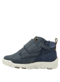 Calzado infantil azul de estilo outdoor, ideal para aventuras diarias, con suela plana para comodidad.