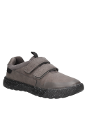 Zapato gris para niño, confeccionado en textil, recomendado para uso diario y juegos.