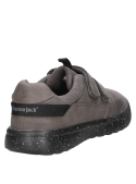 Zapato urbano gris para niño, estilo versátil, ideal para días frescos con parka.