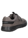 Zapato urbano gris para niño, estilo versátil, ideal para días frescos con parka.