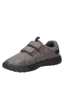 Calzado casual gris para niño, adecuado para combinar con jeans o joggers.