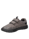 Calzado casual gris para niño, adecuado para combinar con jeans o joggers.