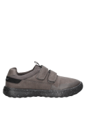 Zapato urbano gris para niño, estilo casual, ideal para actividades al aire libre.