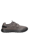 Zapato urbano gris para niño, estilo casual, ideal para actividades al aire libre.