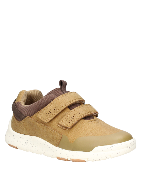 Zapato casual para niño en camel, diseñado para moverse cómodamente en la ciudad.