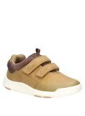 Zapato casual para niño en camel, diseñado para moverse cómodamente en la ciudad.
