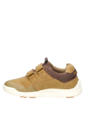 Zapato para niño color camel, ideal para explorar con suela plana y forro textil.