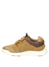 Zapato para niño color camel, ideal para explorar con suela plana y forro textil.