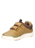 Calzado infantil camel de estilo casual, ideal para aventuras urbanas y comodidad.
